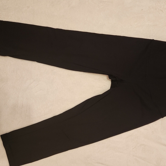 LULULEMON crop black leggings. Missing size tag but perfect condition - Picture 13 of 13